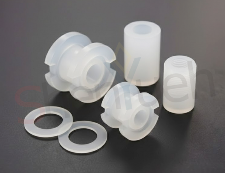 シーリングリング、ナット、ファスナーを含むさまざまなPCTFE加工サンプル。カスタム製造に対応。